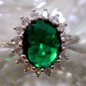 Emerald oval cut 18 k gold filled ladies stunning hand craft ring size 7